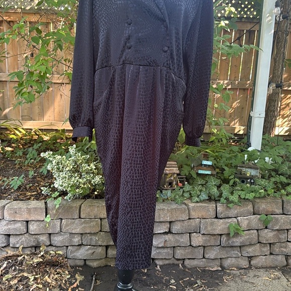 Elegant Black Women's Dress - Picture 3 of 3